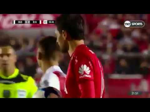 Mano de Germán Lux vs. Independiente.