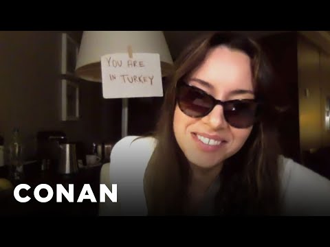 奧布里廣場不能把她的大麻糖帶去卡達 - CONAN on TBS. (Aubrey Plaza Couldn't Bring Her Weed Gummies To Qatar - CONAN on TBS)
