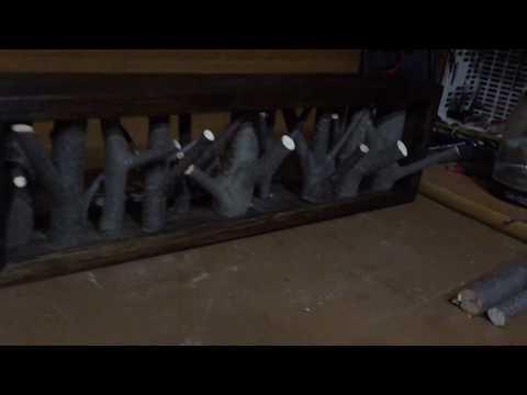 Вешалка своими руками из веток на дачу или в баню из дерева