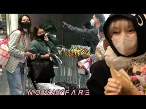 220312 Lisa asks the YG Lady through Kakaotalk to come & protect her @ the doors of the CDG AIRPORT