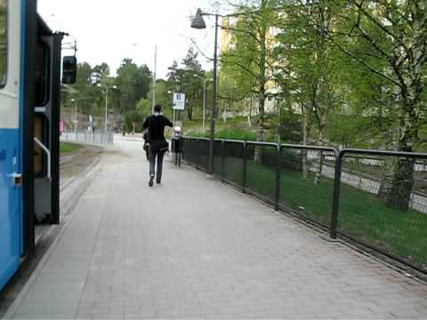 Går av spårvagn 6 i Kortedala 2011