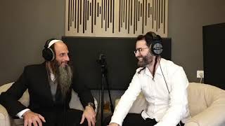 מלווה מלכא עם שי גז והרב מאור קריו וישב תשפד (הרב מאור קריו) - התמונה מוצגת ישירות מתוך אתר האינטרנט יוטיוב. זכויות היוצרים בתמונה שייכות ליוצרה. קישור קרדיט למקור התוכן נמצא בתוך דף הסרטון