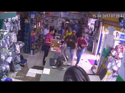 Грузовик влетел в магазин