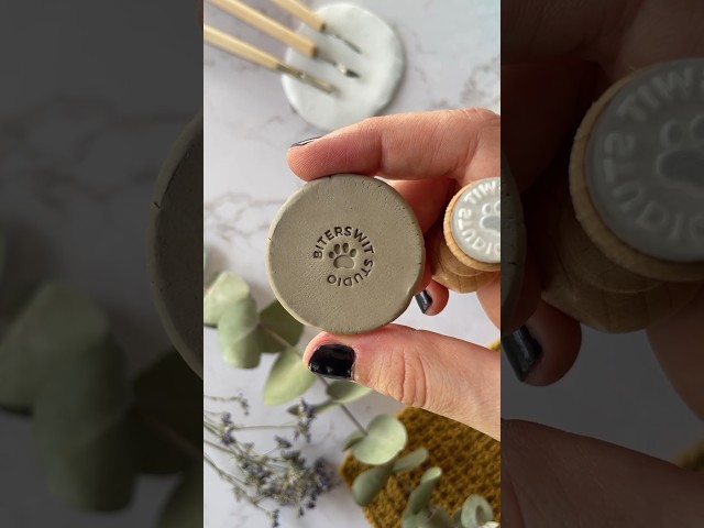 Vídeo relacionado con OLYCRAFT Sello de madera con huella de pata, 1,5 x 1,5 x 3 cm, pequeño, huella de perro con corazón, sello de goma decorativo, sello de goma montado para scrapbooking, fabricación de tarjetas