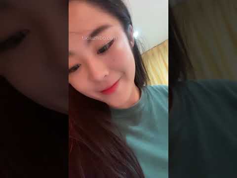 套路直播 不知名双S美女 第一视角桌下脚垫仰视：两位美女桌下俯视，雪白裸足轻轻晃动，乖乖躺好当专属脚垫~