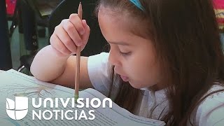 Una niña hispana lucha por mejorar su inglés en la escuela y salir adelante