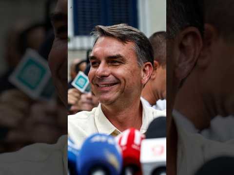 FLÁVIO BOLSONARO COMEMORA RESULTADO DO 1° TURNO É O FIM DA ERA DO PT"