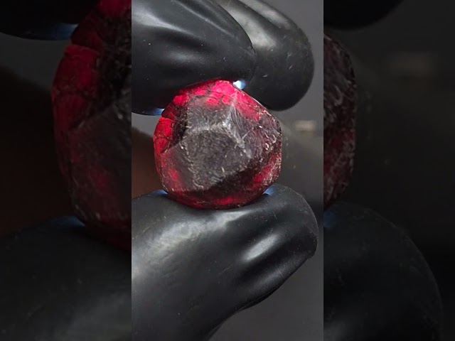 حجر جارنت خام طبيعي