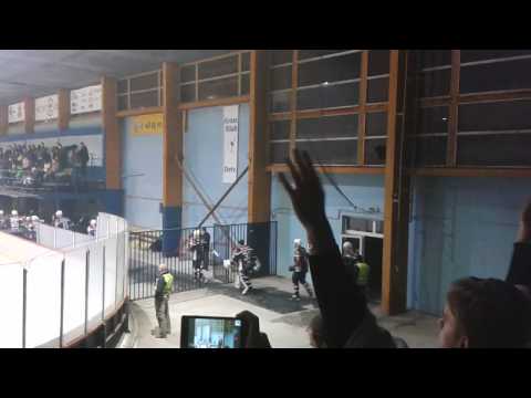 Príchod hráčov na ľadovú plochu (HC 46 Bardejov)