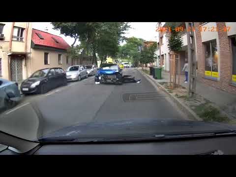 Kamera rögzítette a hatalmas ütközést. 18 másodpercig gurult az autó a becsapódás után