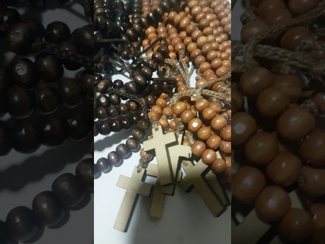 Vídeo relacionado con Rosario Religioso VIRGEN DE FATIMA, de 59 Cuentas de Madera. Cruz de Madera 5 cms. y Bolsa Impresa. Convertible en Collar mediante mosquetones. Rosario Madera Marron VF