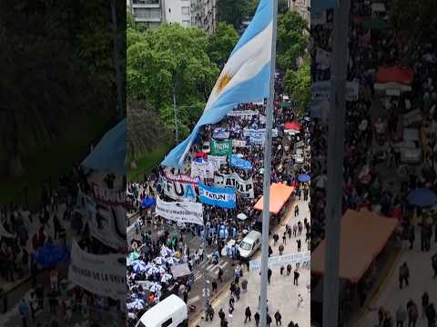 ESTUDIANTES PROTESTAN contra los RECORTES PRESUPUESTALES en la EDUCACIÓN en ARGENTINA #shorts