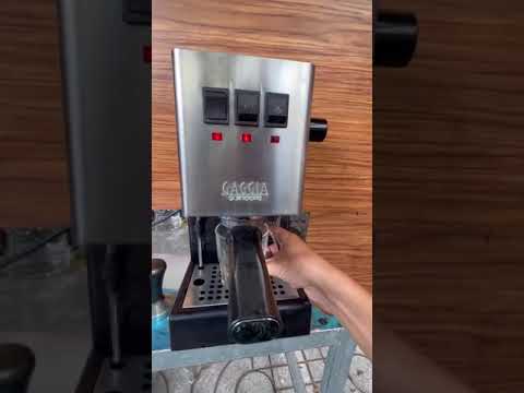 máy gaggia classic và test các chức năng hoạt động của máy.
