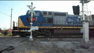 preview picture of video 'CSX Freight Train Through Railroad Crossing'