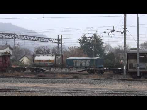 474 SBB IN TRANSITO LENTO CON MERCI NELLA PIOGGIA ARRIVA A LUINO. (VA) 7 - 2 - 2016.