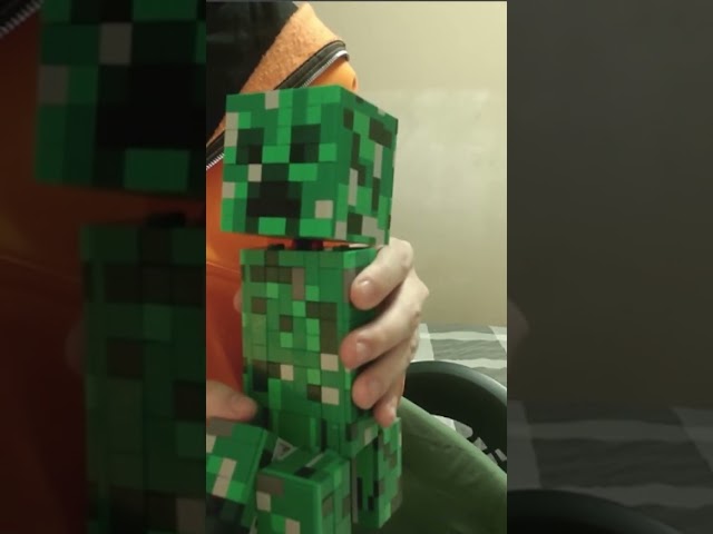 Vídeo relacionado con LEGO Minecraft El Creeper - Figura Articulada con Compartimento Oculto, Cerdo y Dinamita - Regalo Gamer para Niños, Niñas y Adolescentes de 10+ Años - Decoración Gaming Room 21276