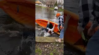 videos de risa quere suvir en el kayak