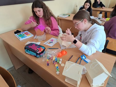 Copșa Mică un oraș verde din România | Elevii au confecționat căsuțe pentru păsări | novatv.ro