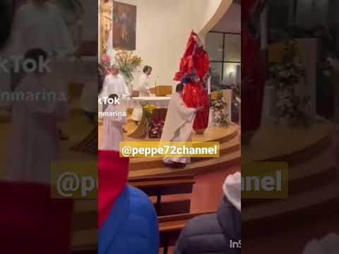 caduta del prete con uovo di pasqua dopo celebrazione messa