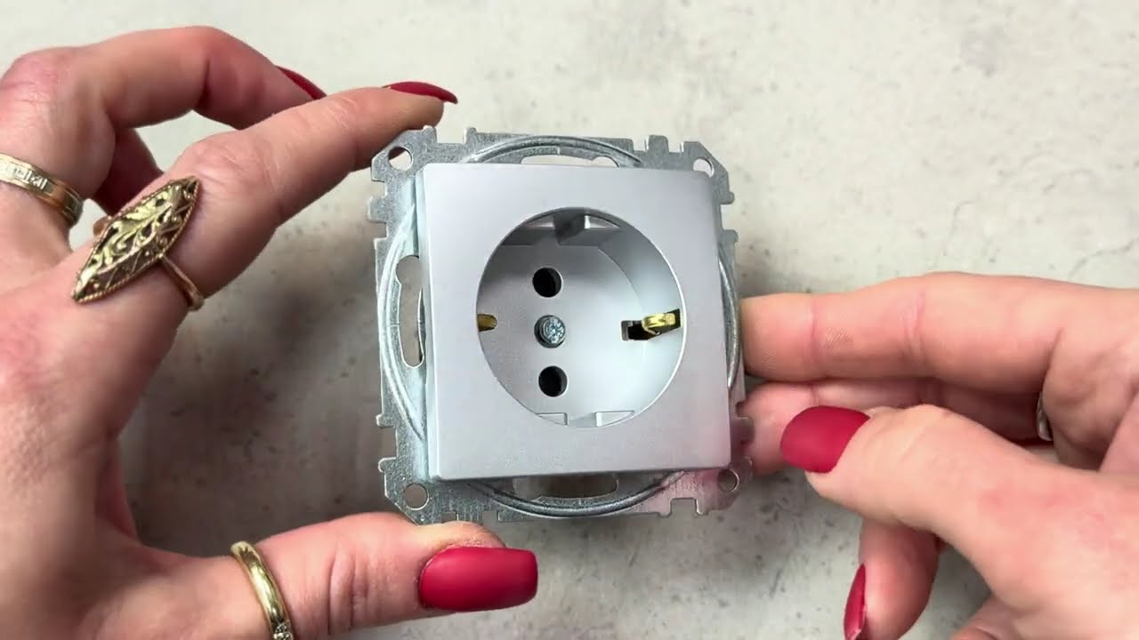 Розетка одинарная с/з со шторками SCHNEIDER Sedna Design алюминий SDD113022