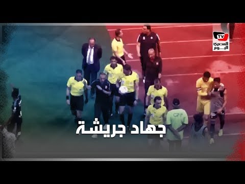 جماهير الأهلي تهاجم جهاد جريشة لحظة خروجه بين شوطي مباراة الأهلي وبيراميدز