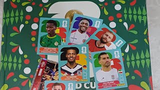 Pegando las estampas del Álbum del mundial 2026 México, Estado Unidos y Canadá