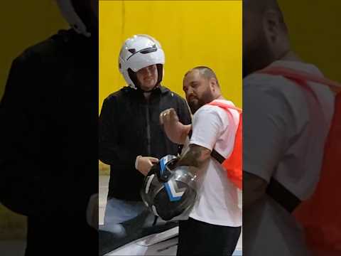 Motoqueiro humilde me ajudou e ganhou um presente