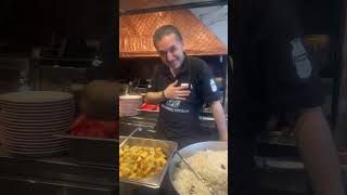 トルコの普通の街の商店街。