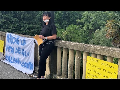 Alpignano, sta per essere sfrattata e si incatena al ponte nuovo