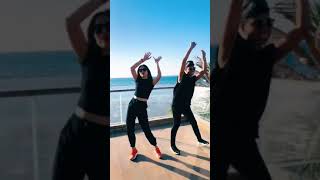 Download lagu Goyang Tiktok ' Angkat Dua Tangan' mp3