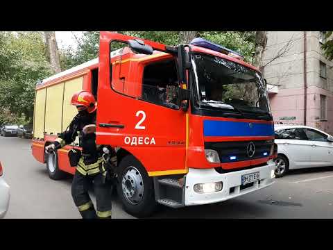 Mercedes-Benz 1325 Atego fire truck arriving to scene with French siren