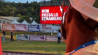 Salvini tra remigrazione e il problema della «panza», cori e rane in pastella nella vigilia della...