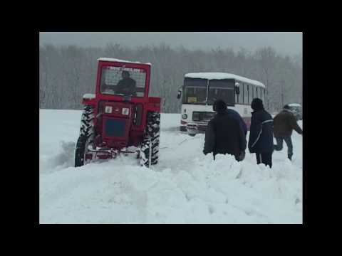Autobuz înzăpezit în Bihor, într-o iarnă, acum 11-12 ani