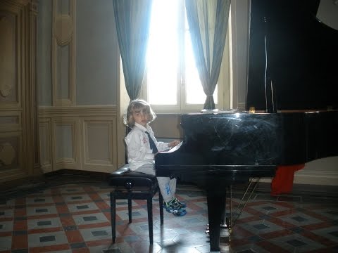 mozart sonata in do k 545 e schumann cavaliere selvaggio..elijah Iuli 5 anni al pianoforte