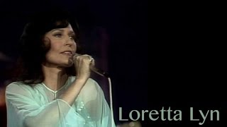 Loretta Lynn - Medley: I Fall To Pieces / Walking After Midnight / Crazy
