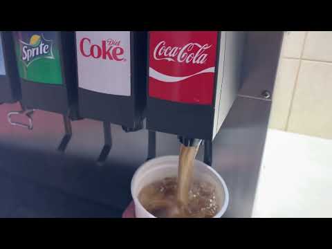 Pegando uma Coca-Cola no Burger Kong no aeroporto de Spokane