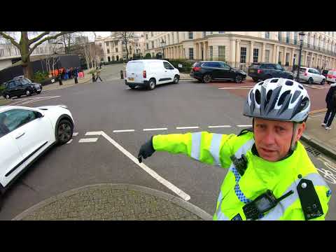 London's Finest Black Cab at Gandalf Corner - LL59FJA