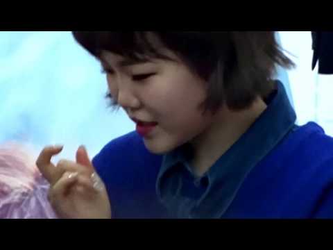 선물 받은 핸드크림 바로 바르는 수현이 (악동뮤지션 팬사인회, 170114)