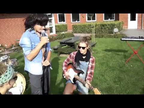 Johnny Deluxe - Elskovspony feat. Vesterbølle Efterskole