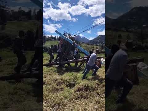 LEVANTANDO LA CRUZ DE DOZULE, 29 DE DICIEMBRE DE2025. EN EL COCUY BOYACA.
