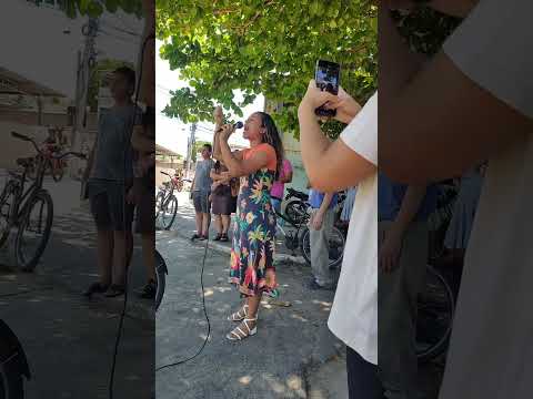 Irmã Dhara Maria louvando a Deus