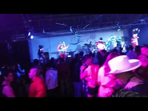 Voz de mando pisteando botes levantándo polvadera