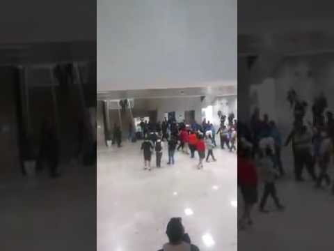 Série B - Torcida do Paraná protesta no aeroporto