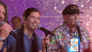 The Beach Boys and Hanson perform ‘Finally, It’s Christmas’- live