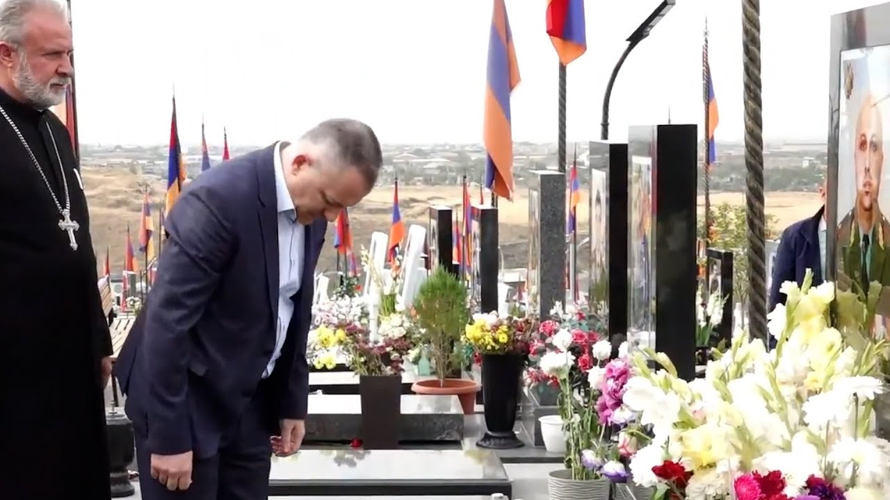 Արցախի նախագահ Սամվել Շահրամանյանը ծաղիկներ խոնարհեց Եռաբլուրում