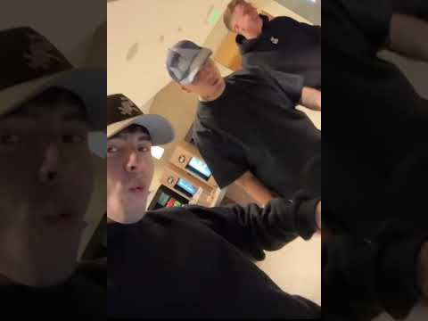 Rusherking y Tiagopzk festejando con un vino