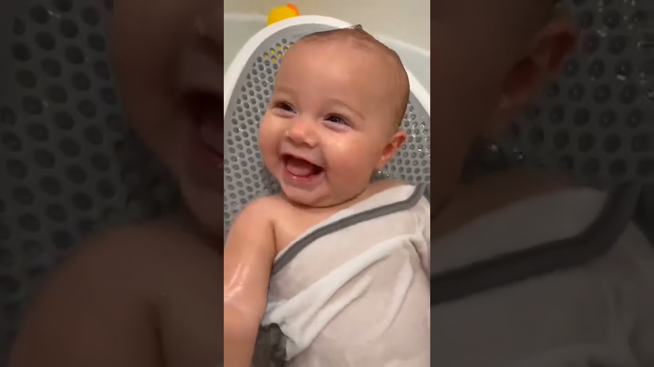 Bebê dando risada - Sorriso mais fofo