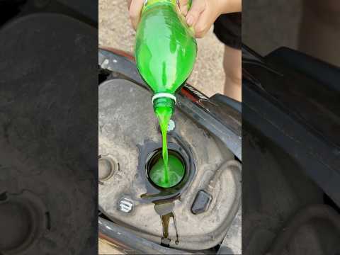 Đổ Nước Ngọt Vào Xe Máy - Ý Tưởng Độc Đáo Của Cô Gái #funny #shorts #vuinhon