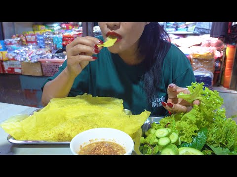$1 For A Yummy Yellow Pancake - Street Food @ Boeng Tompun Market   -  Phnom Penh City