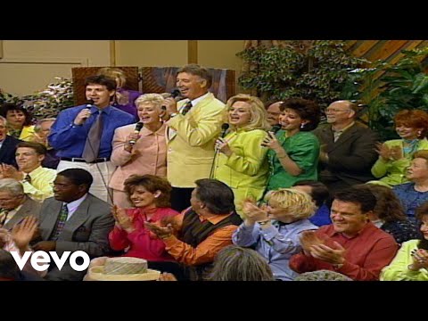 Bill & Gloria Gaither - Just Over in the Glory Land [Live] ft. The Hayes Family